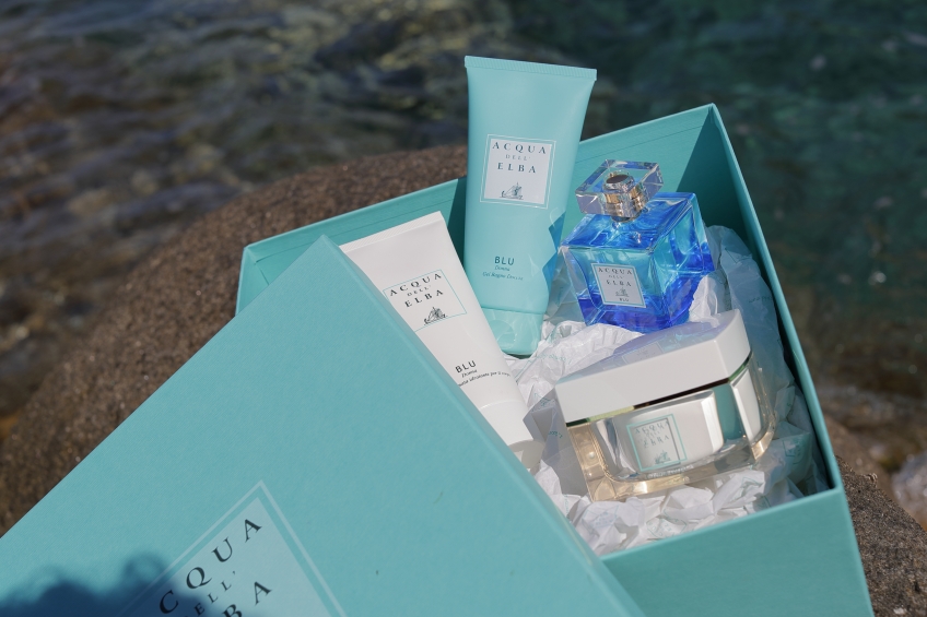 BLU DONNA: THE FASCINATING DEPTH OF A PRESENT.